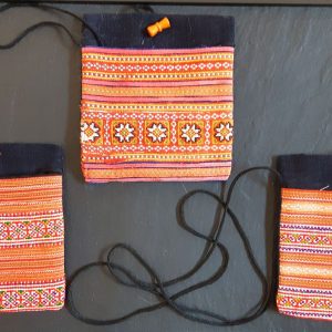 Pochette tissée main à cordon  de l’ethnie Hmong
