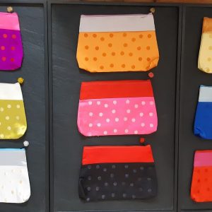 Pochette à pois en tissu satiné bicolore