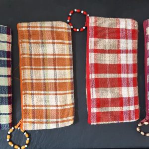 Pochette à carreaux en fibres naturelles tissées des Philippines à zip