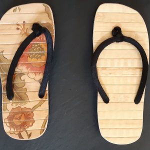 Tongs en bambou avec fleurs