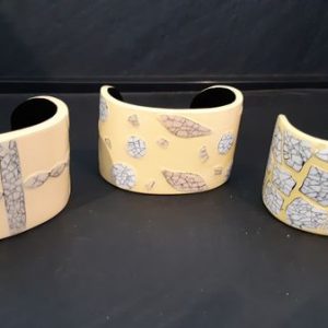 Manchette en bois laqué