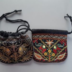 Pochette en coton brodé, fermeture par lien coulissant