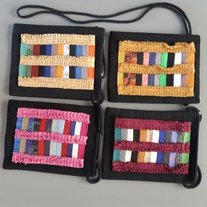 Pochette à lanière, tissu plissé multicolore