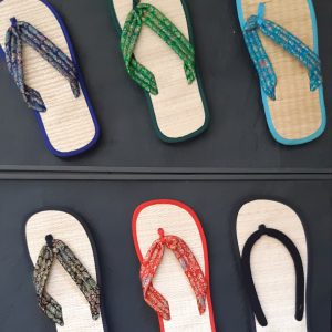 Tongs en paille de riz, ruban brocard bleu marine