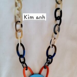 Sautoir en corne de buffle laqué Série Kim