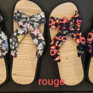 Claquettes en paille de riz bandeau fleurs rouges