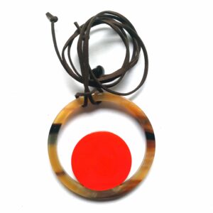 Pendentif corne de buffle naturelle et laquée
